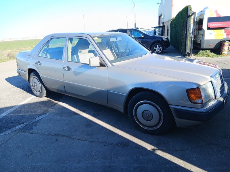 mercedes-benz 124 sedán (w124) del año 1989