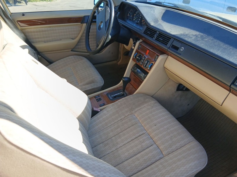 mercedes-benz 124 sedán (w124) del año 1989