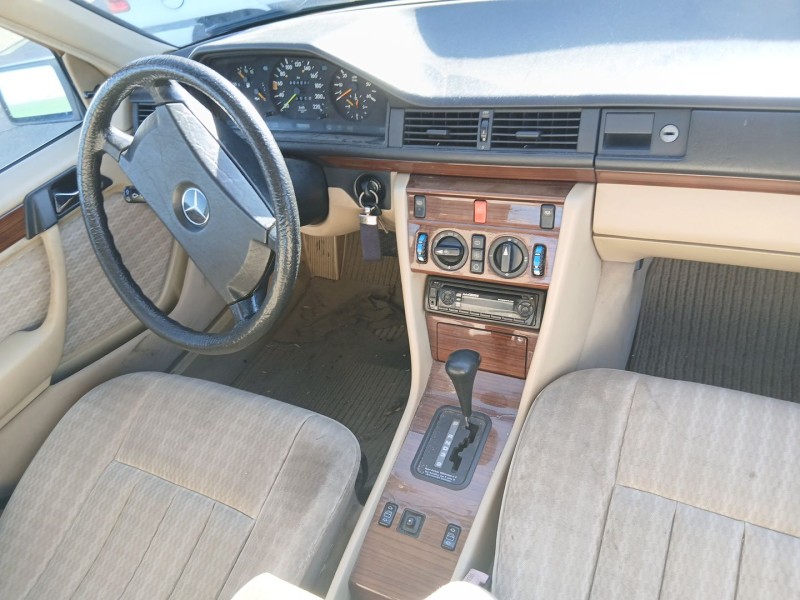 mercedes-benz 124 sedán (w124) del año 1989