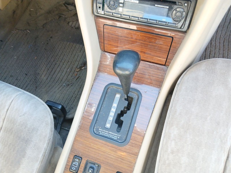 mercedes-benz 124 sedán (w124) del año 1989