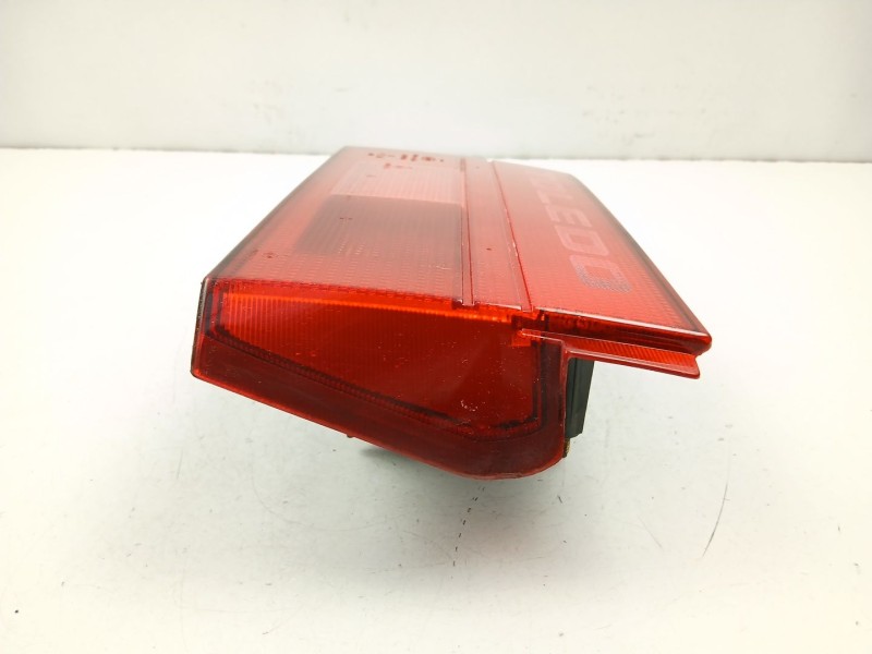 Recambio de piloto porton izquierdo para seat toledo i (1l2) 1.8 i referencia OEM IAM 1L0945093E  