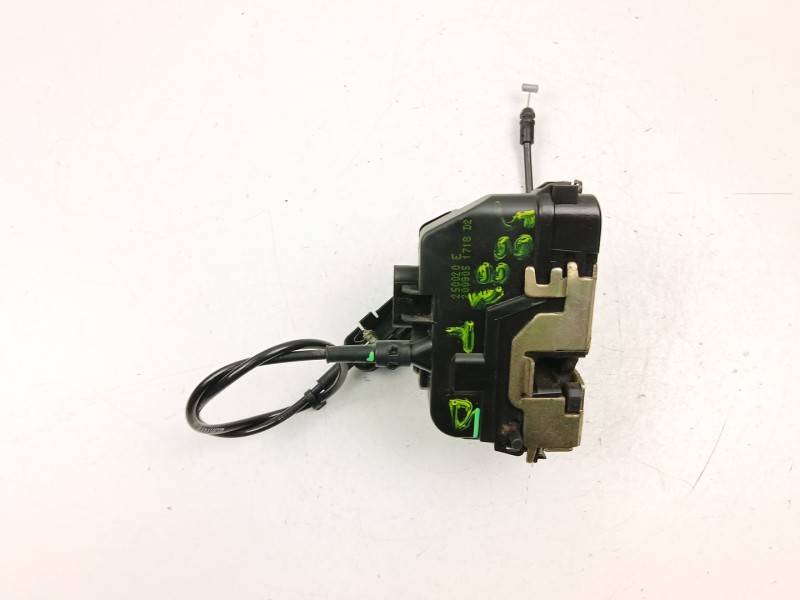 Recambio de cerradura puerta trasera derecha para nissan primera 1.9 d referencia OEM IAM 82500BA20A  