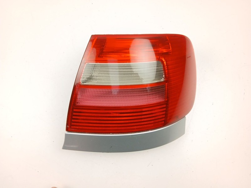 Recambio de piloto trasero derecho para audi a4 1.9 d referencia OEM IAM 8D0945112D  