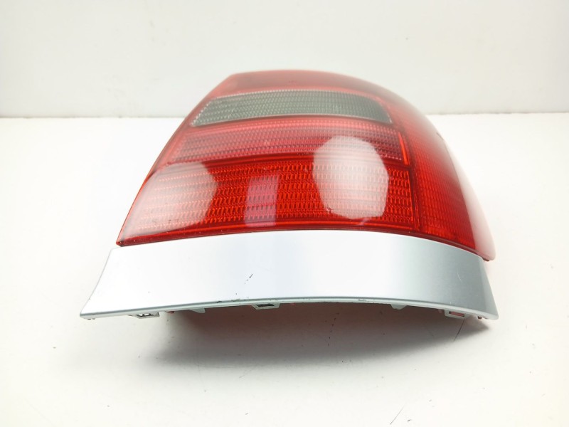 Recambio de piloto trasero derecho para audi a4 1.9 d referencia OEM IAM 8D0945112D  