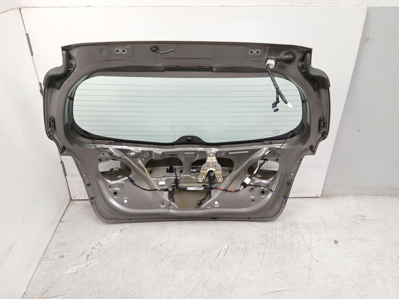 Recambio de porton trasero para toyota yaris (_p13_) 1.5 hybrid (nhp130_) referencia OEM IAM 670050D540  