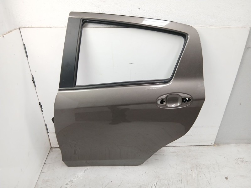 Recambio de puerta trasera izquierda para toyota yaris (_p13_) 1.5 hybrid (nhp130_) referencia OEM IAM 670040D210  