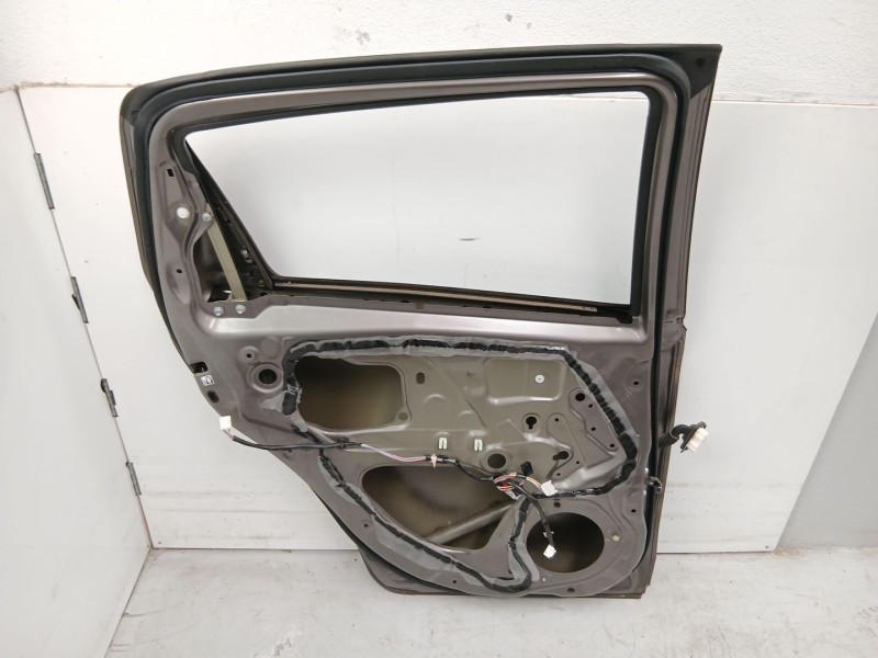 Recambio de puerta trasera izquierda para toyota yaris (_p13_) 1.5 hybrid (nhp130_) referencia OEM IAM 670040D210  