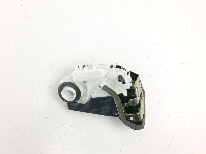 Recambio de cerradura puerta trasera izquierda para toyota yaris (_p13_) 1.5 hybrid (nhp130_) referencia OEM IAM 690600D310  