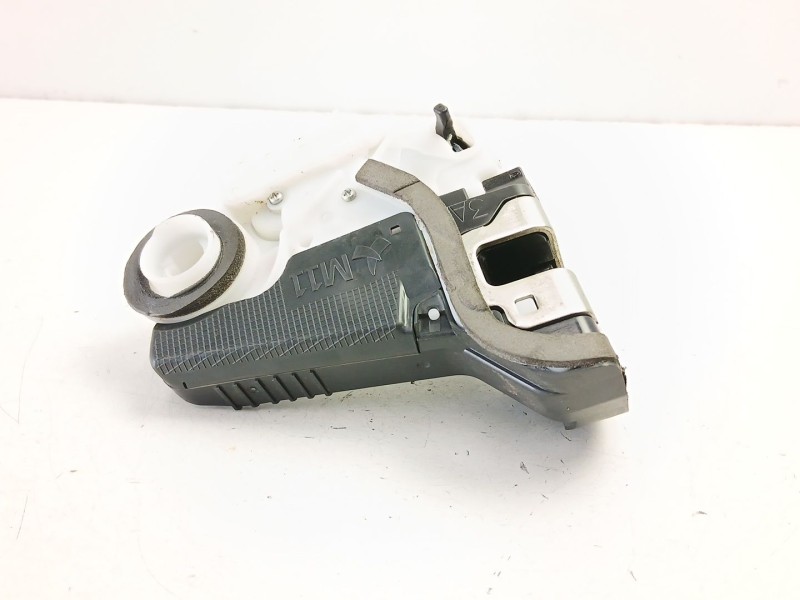 Recambio de cerradura puerta trasera izquierda para toyota yaris (_p13_) 1.5 hybrid (nhp130_) referencia OEM IAM 690600D310  