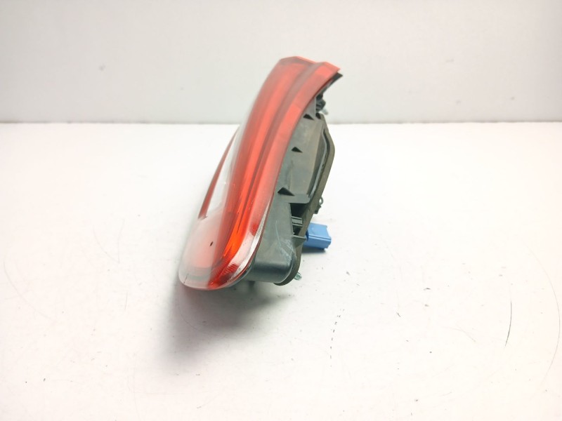 Recambio de piloto porton izquierdo para toyota yaris (_p13_) 1.5 hybrid (nhp130_) referencia OEM IAM 815910D620  