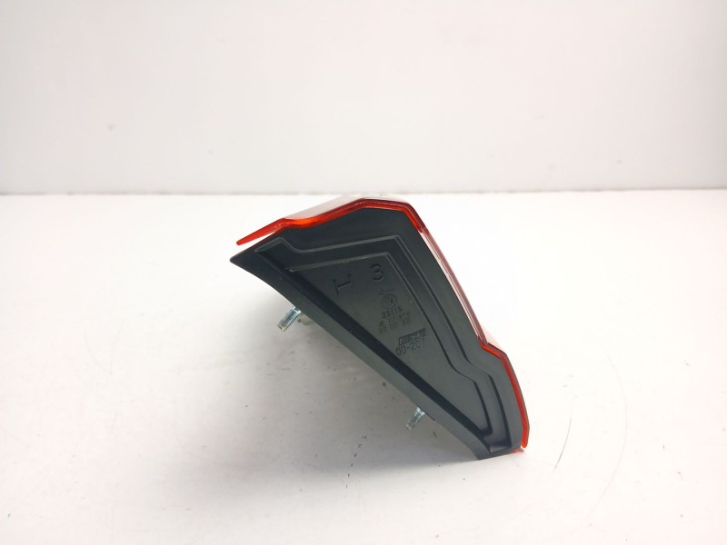 Recambio de piloto porton izquierdo para toyota yaris (_p13_) 1.5 hybrid (nhp130_) referencia OEM IAM 815910D620  