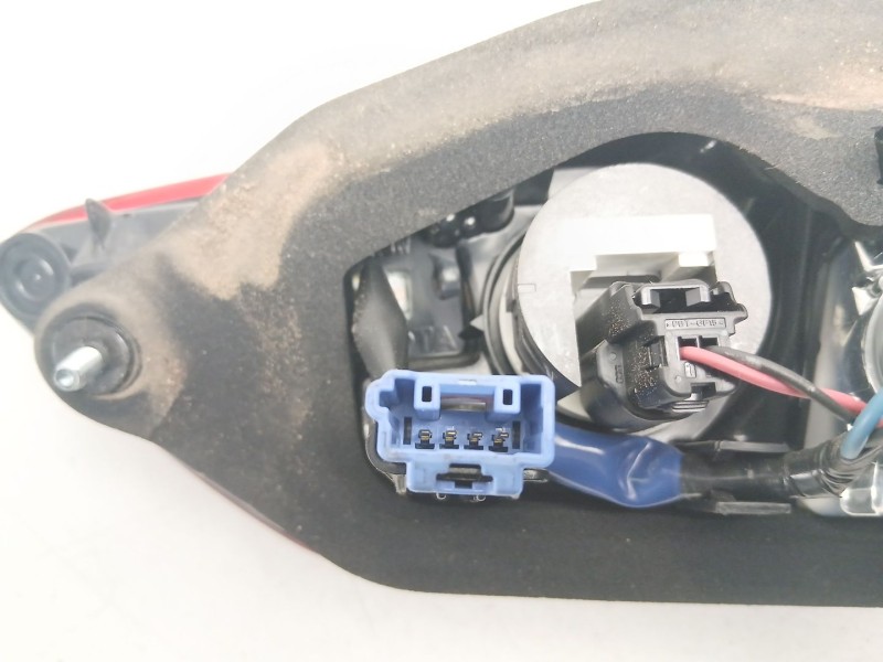 Recambio de piloto porton izquierdo para toyota yaris (_p13_) 1.5 hybrid (nhp130_) referencia OEM IAM 815910D620  