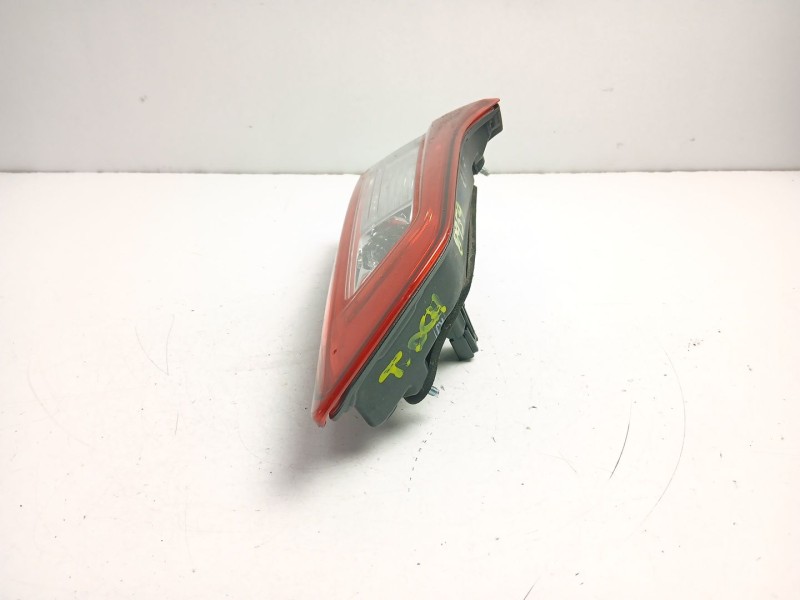 Recambio de piloto porton derecho para toyota yaris (_p13_) 1.5 hybrid (nhp130_) referencia OEM IAM 815800D620  