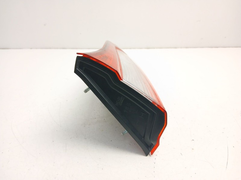 Recambio de piloto porton derecho para toyota yaris (_p13_) 1.5 hybrid (nhp130_) referencia OEM IAM 815800D620  