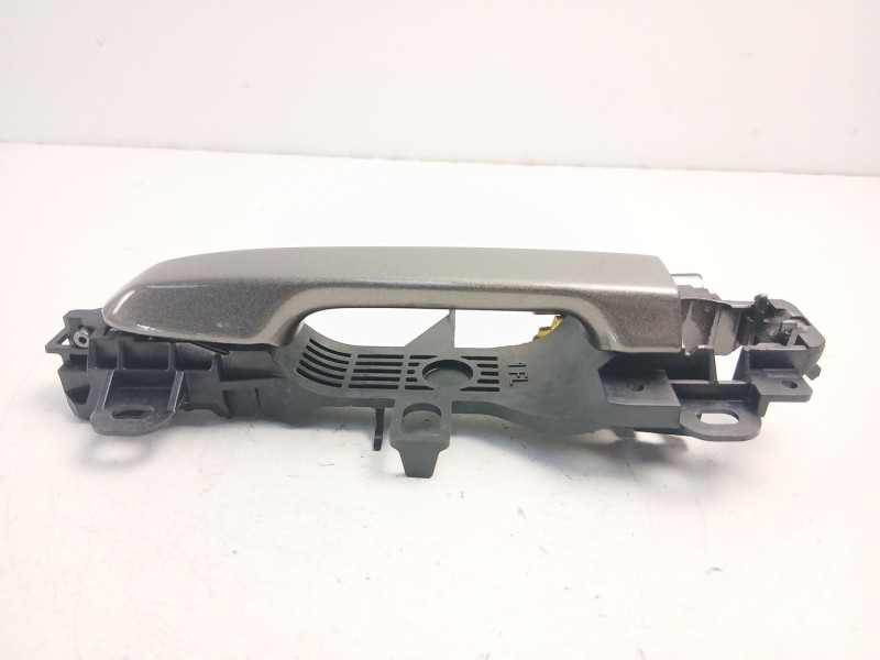 Recambio de manilla delantera izquierda para toyota yaris (_p13_) 1.5 hybrid (nhp130_) referencia OEM IAM 692020D070  