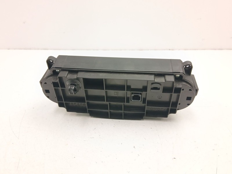 Recambio de mandos calefaccion aire para toyota yaris (_p13_) 1.5 hybrid (nhp130_) referencia OEM IAM 559000D800C3  