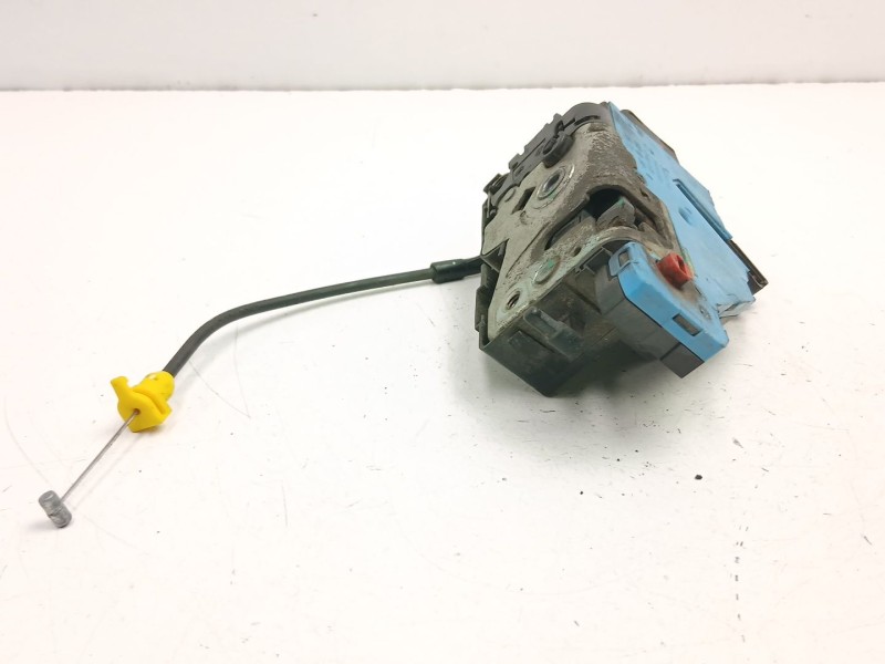 Recambio de cerradura puerta trasera derecha para peugeot 207 1.4 g referencia OEM IAM 9138H8  