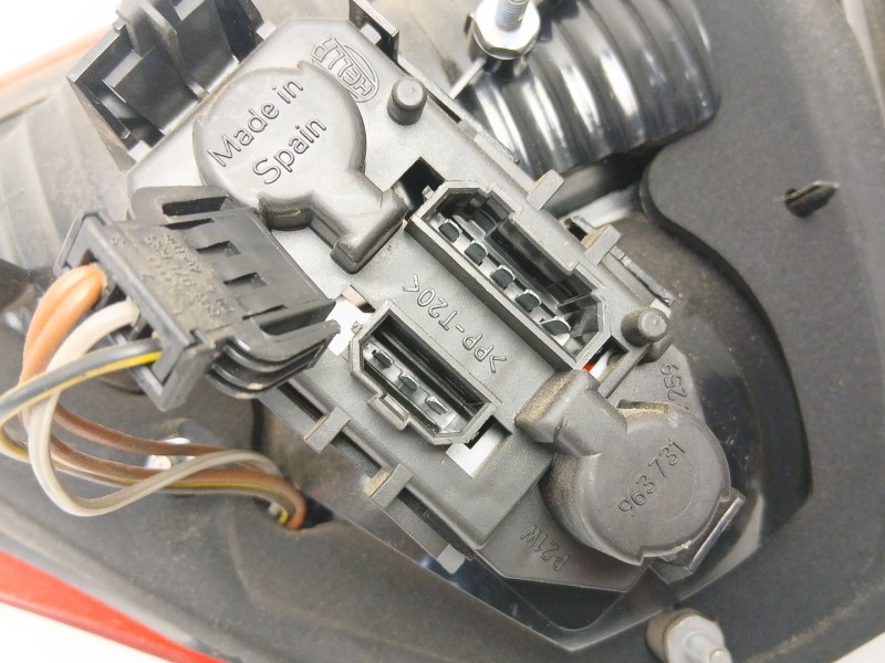 Recambio de piloto trasero central para seat toledo ii (1m2) 1.6 16v referencia OEM IAM 1M5945225  1M5945107