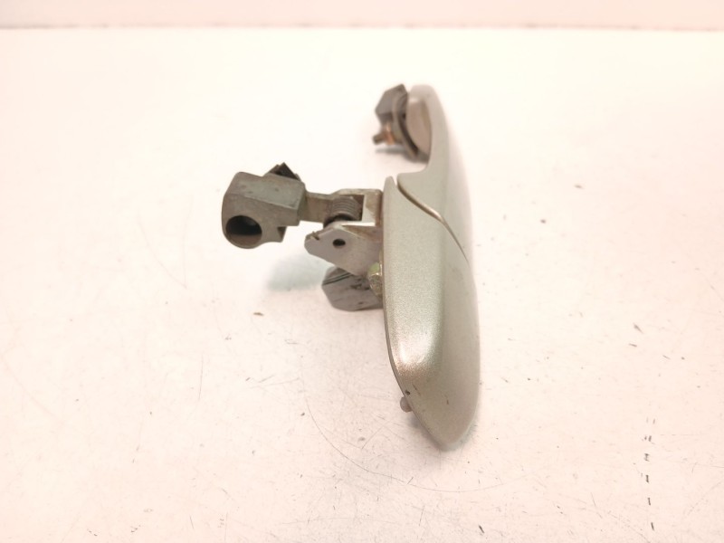 Recambio de manilla delantera derecha para mazda 3 (bk) 1.6 di turbo referencia OEM IAM GJ6A58410D28  