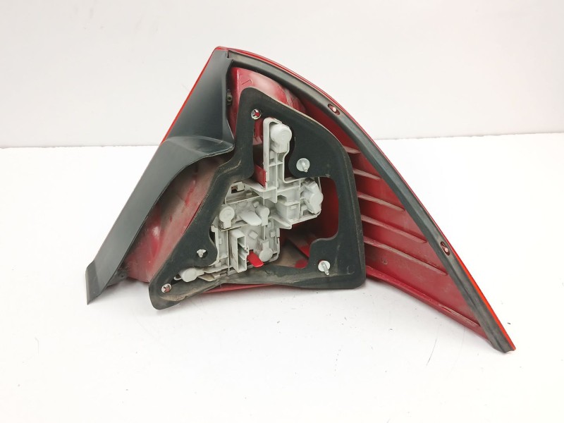 Recambio de piloto trasero izquierdo para ford mondeo iii sedán (b4y) 2.0 tdci referencia OEM IAM 3S7113405A  