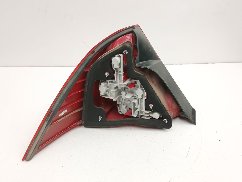 Recambio de piloto trasero derecho para ford mondeo iii sedán (b4y) 2.0 tdci referencia OEM IAM 3S7113404A  