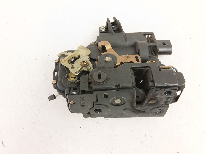 Recambio de cerradura puerta trasera izquierda para volkswagen golf iv (1j1) 1.9 tdi referencia OEM IAM 3B4839015A  