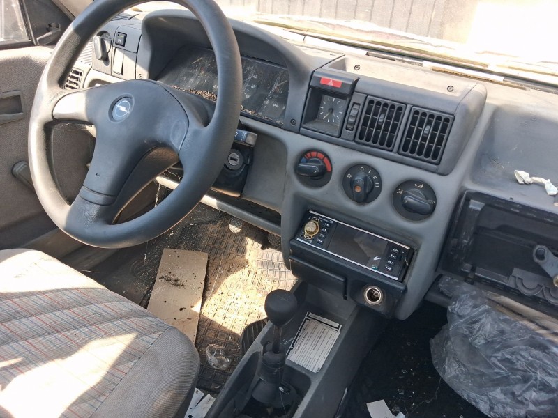 opel corsa a hatchback (s83) del año 1990