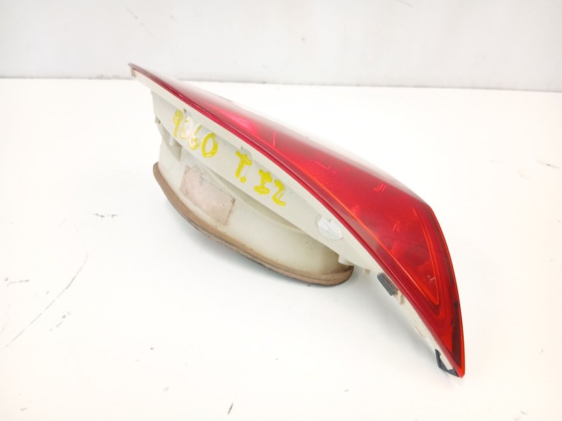 Recambio de piloto porton izquierdo para opel astra j (p10) 1.7 cdti (68) referencia OEM IAM 13306455  