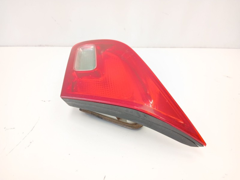Recambio de piloto porton derecho para opel astra j (p10) 1.7 cdti (68) referencia OEM IAM 13306456  