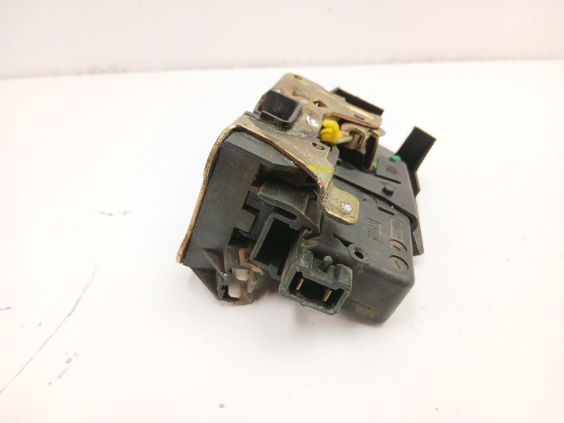 Recambio de cerradura puerta delantera izquierda para renault laguna 1.8 g referencia OEM IAM 7701038407  