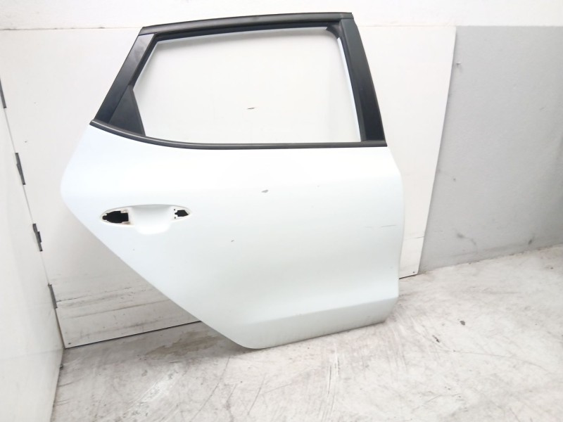 Recambio de puerta trasera derecha para kia cee´d (jd) 1.4 crdi 90 referencia OEM IAM 77004A2000  