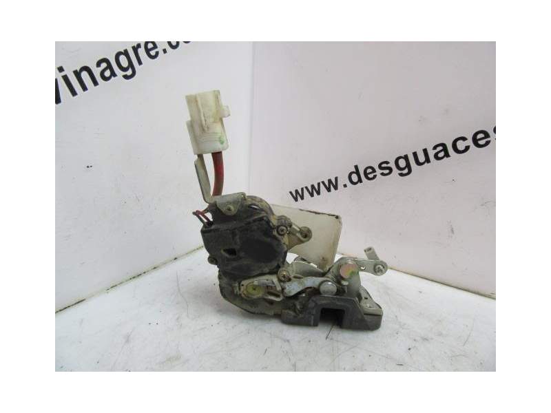 Recambio de cerradura puerta trasera derecha para toyota carina 2.0 g referencia OEM IAM   