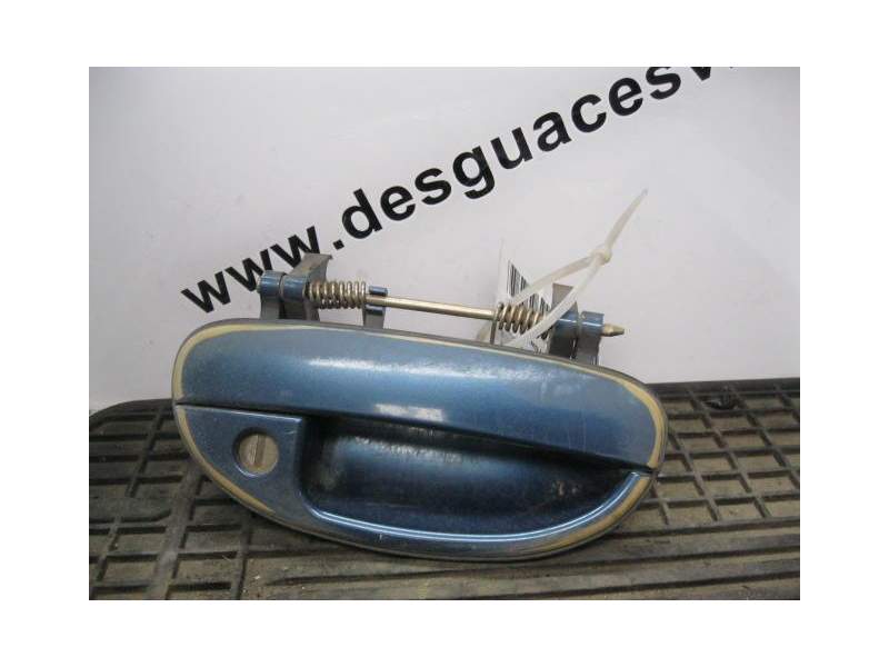 Recambio de manilla delantera derecha para daewoo nubira berlina classic se referencia OEM IAM AZUL  