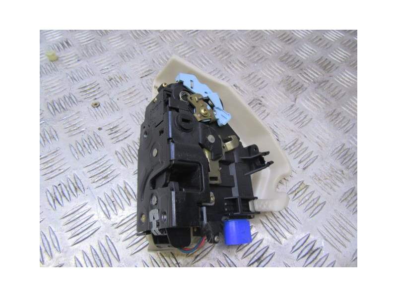 Recambio de cerradura puerta trasera izquierda para volkswagen golf 2.0 tdi referencia OEM IAM 7L0839015  