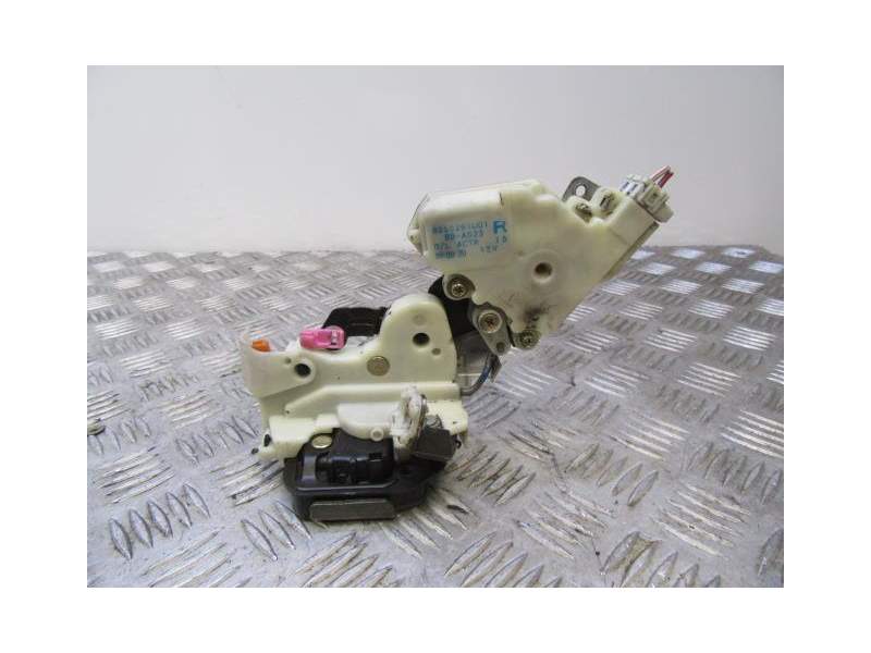 Recambio de cerradura puerta trasera derecha para nissan almera 2.0 td referencia OEM IAM 8255261001  