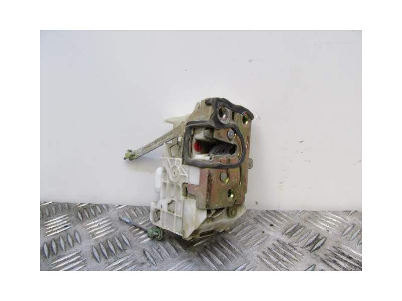 Recambio de cerradura puerta trasera derecha para toyota avensis 2.0 d referencia OEM IAM 6905005021  