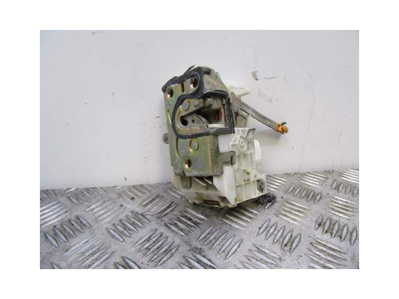 Recambio de cerradura puerta trasera izquierda para toyota avensis 2.0 d referencia OEM IAM 6906005021  