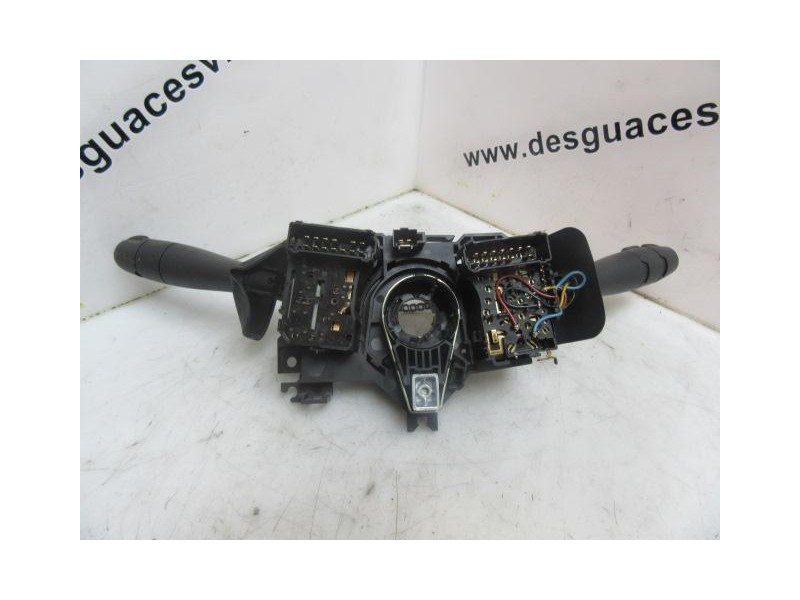 Recambio de mando luces y limpias : dacia sandero : 1.5 g (75 cv) [2010] para dacia sandero 1.5 g (75 cv) referencia OEM IAM   