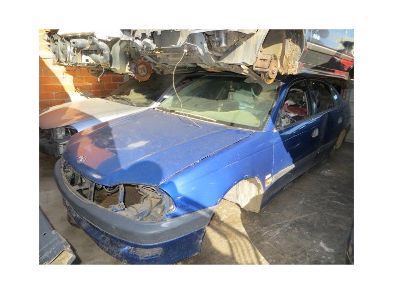 toyota avensis del año 1999