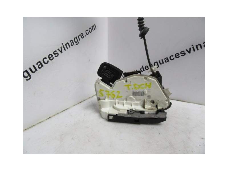 Recambio de cerradura puerta trasera derecha para volkswagen golf 1.6 td referencia OEM IAM 5K4839016Q  