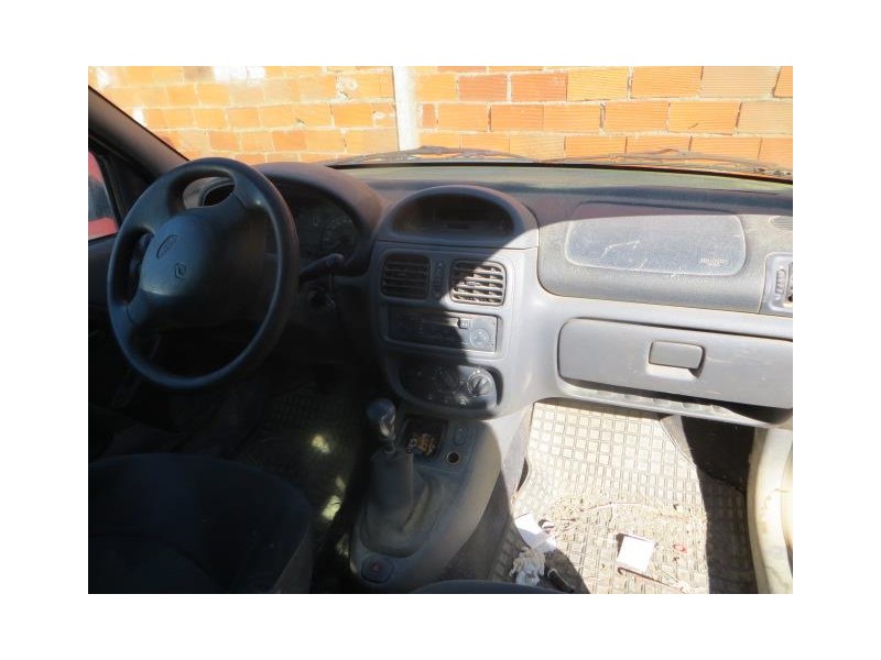 renault clio del año 2000