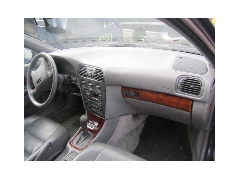 volvo v40 del año 2000