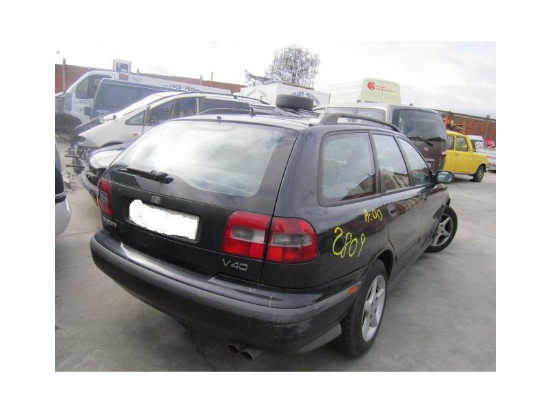 volvo v40 del año 2000