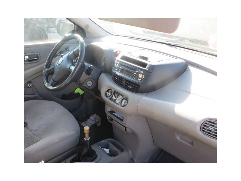 nissan almera del año 2001