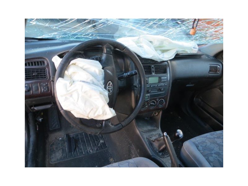 toyota avensis del año 2000