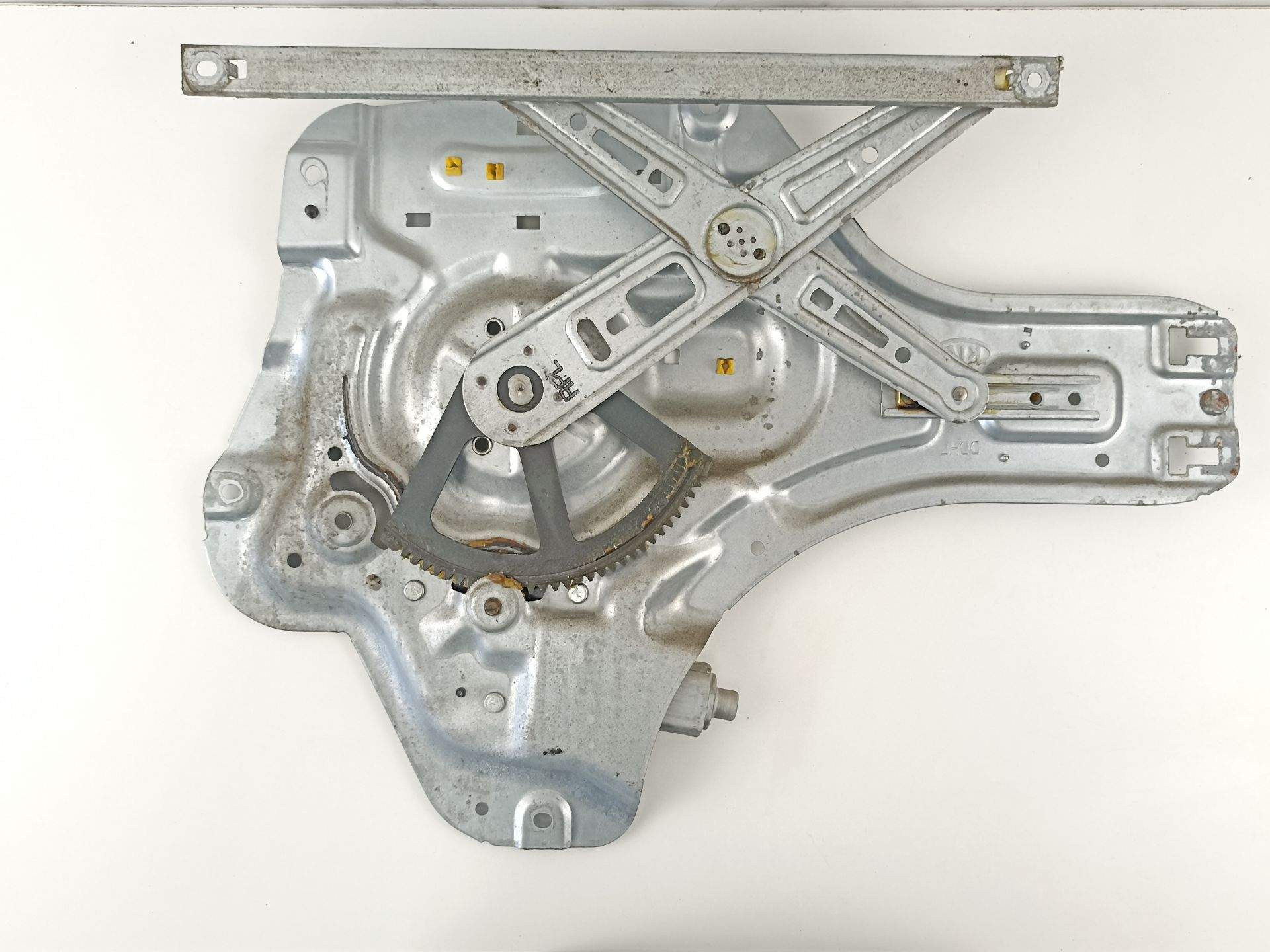 ELEVALUNAS TRASERO IZQUIERDO KIA CERATO 834702F020 834702F020 - Vista 3
